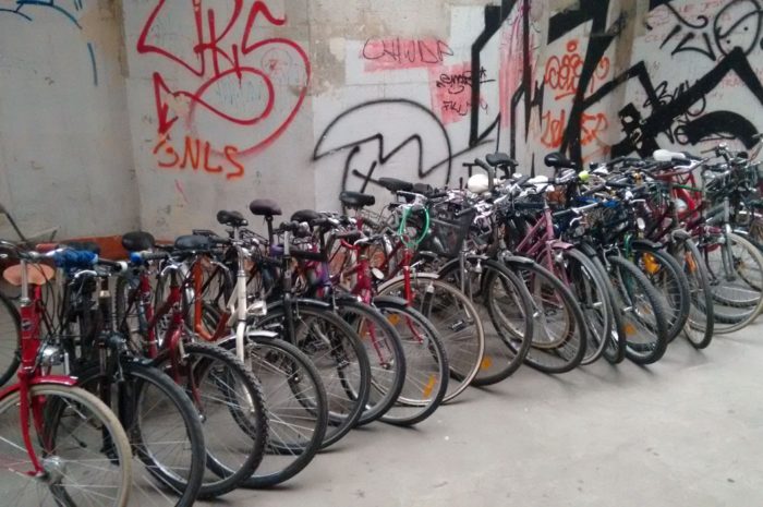 Na zdjęciu widać kilkanaście rowerów ustawionych w rzędzie obok siebie. Rowery przekazali mieszkańcy Warszawy na potrzeby przeprowadzenia warsztatów edukacyjnych